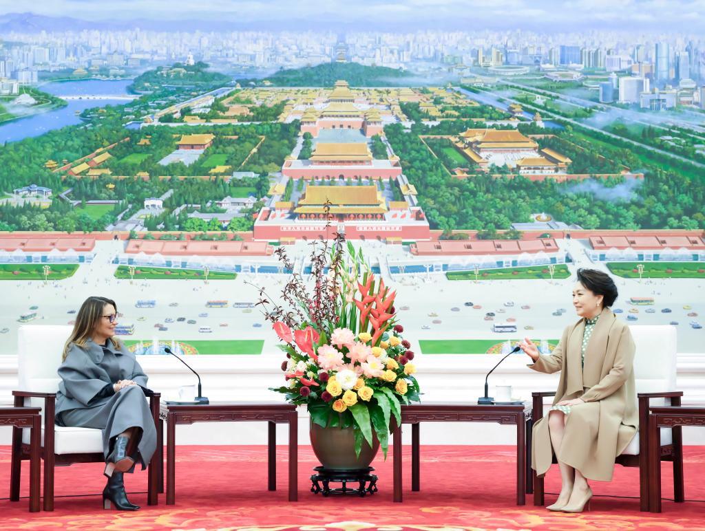 Phu nhân Chủ tịch Trung Quốc Tập Cận Bình, bà Bành Lệ Viện gặp bà Rosangela Lula da Silva - phu nhân của Tổng thống Brazil Luiz Inacio Lula da Silva, tại Bắc Kinh ngày 14.4.2023. Ảnh: Xinhua