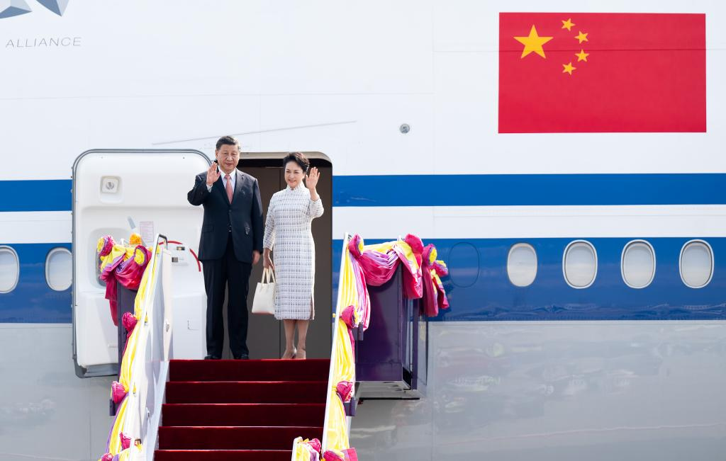 Chủ tịch Trung Quốc Tập Cận Bình và phu nhân Bành Lệ Viên tại sân bay Suvarnabhumi ở Bangkok, Thái Lan, ngày 17.11.2022. Ảnh: Xinhua
