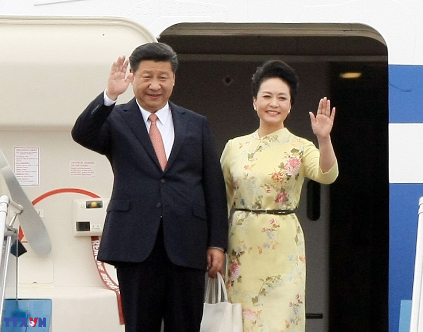 Tổng Bí thư, Chủ tịch Trung Quốc Tập Cận Bình và Phu nhân tới sân bay quốc tế Nội Bài tháng 11.2015. Ảnh: TTXVN
