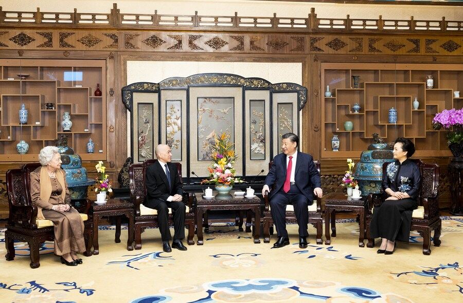 Chủ tịch Trung Quốc Tập Cận Bình và phu nhân Bành Lệ Viên có cuộc gặp thân mật với Quốc vương Campuchia Norodom Sihamoni và Thái hậu Norodom Monineath Sihanouk tại Nhà khách Quốc gia Điếu Ngư Đài ở Bắc Kinh, thủ đô Trung Quốc, ngày 24.2.2023. Ảnh: Xinhua