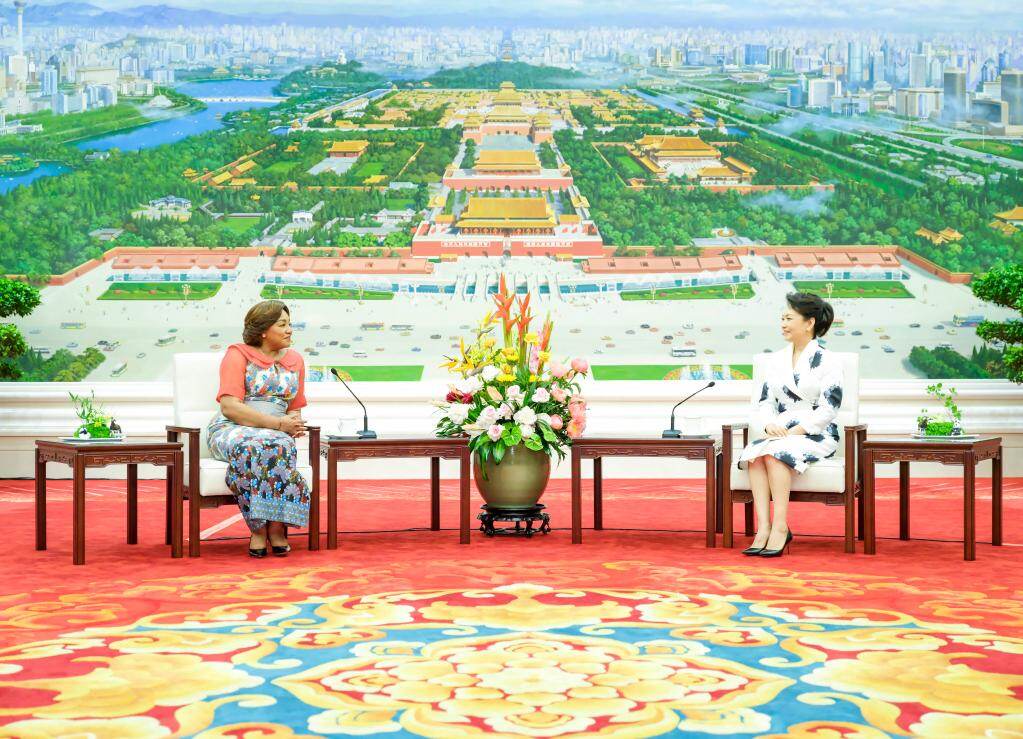 Phu nhân Chủ tịch Trung Quốc Tập Cận Bình gặp bà Denise Nyakeru Tshisekedi - Phu nhân Tổng thống Cộng hòa Dân chủ Congo Felix-Antoine Tshisekedi Tshilombo tại Bắc Kinh, thủ đô của Trung Quốc, ngày 26.5.2023. Ảnh: Xinhua