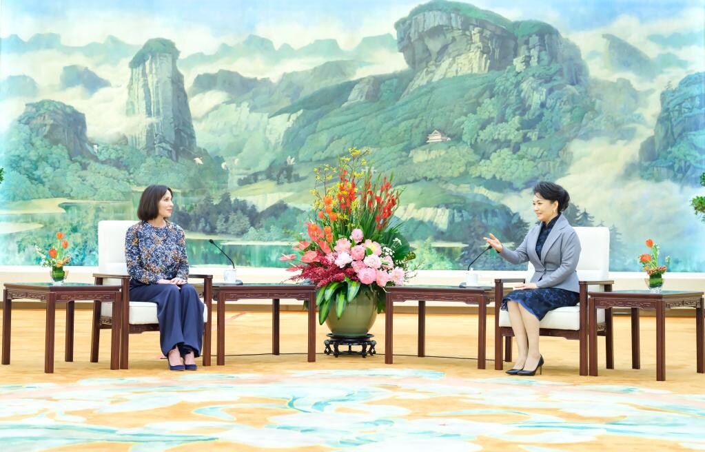 Phu nhân Chủ tịch Trung Quốc Tập Cận Bình gặp bà Sylvia Bongo Ondimba - phu nhân của Tổng thống Cộng hòa Gabon Ali Bongo Ondimba, tại Bắc Kinh ngày 19.4.2023. Ảnh: Xinhua