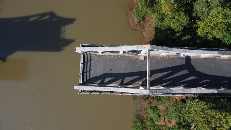 Việc không còn nhịp giữa, chỉ còn lại đoạn 2 mố cầu ở 2 bên bờ sông nên cây cầu trở thành độc nhất vô nhị, và được người dân quen gọi là Cầu Gãy.