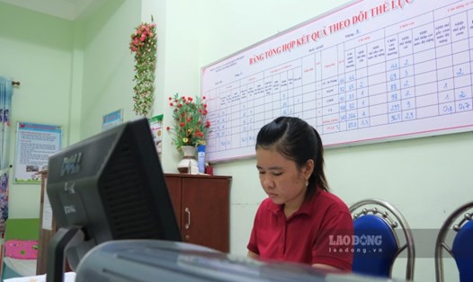 Cán bộ y tế học đường đang công tác tại một trường mầm non trên địa bàn TP Cần Thơ. Ảnh: Phong Linh