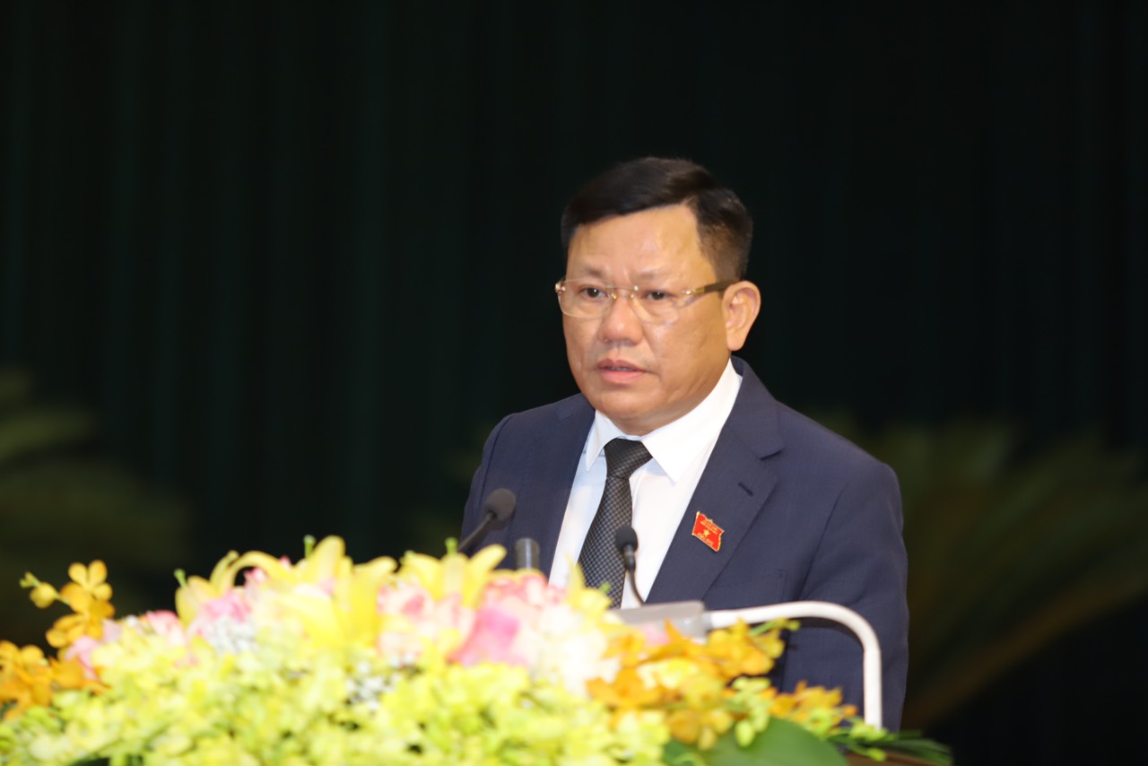 Ông Nguyễn Văn Thi - Phó Chủ tịch thường trực UBND tỉnh báo cáo tại kỳ họp. Ảnh: T.L