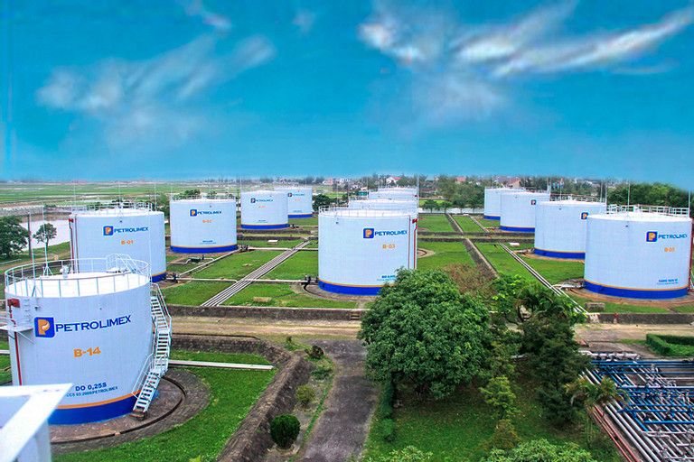 Hiện việc dự trữ xăng dầu quốc gia được Bộ Công Thương ký hợp đồng bảo quản với 4 doanh nghiệp. Ảnh: PLX