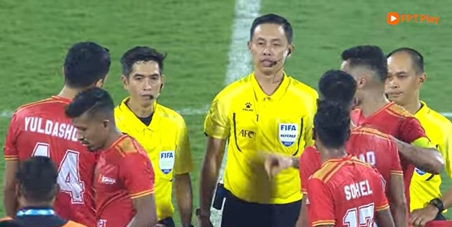 Tổ trọng tài Việt Nam bị phản ứng khi làm nhiệm vụ tại AFC Cup