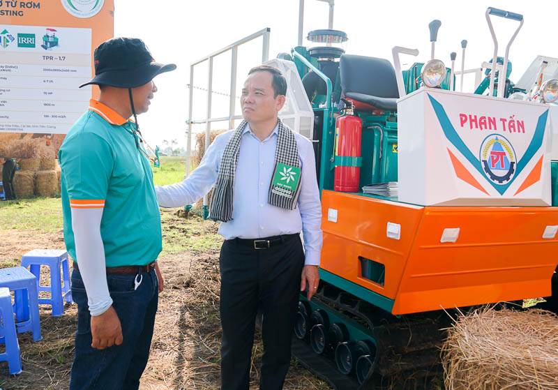Phó thủ tướng Trần Lưu Quang tham quan các cơ giới hóa sản xuất. Ảnh: Phương Anh