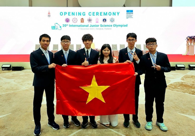 Minh Khánh thứ ba từ trái qua chụp ảnh cùng đoàn thi quốc tế. Ảnh: Nhân vật cung cấp