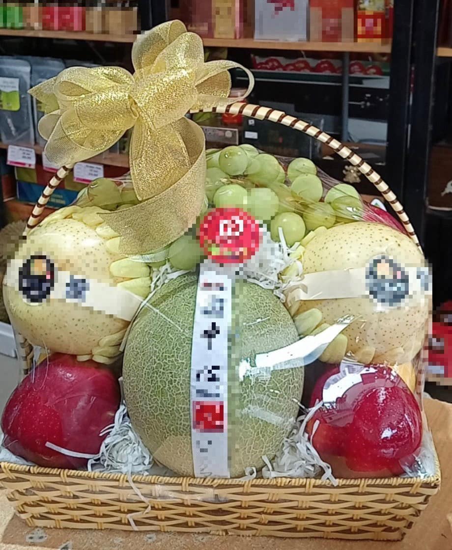 Bên cạnh những giỏ quà truyền thống, những giỏ hoa quả cũng được nhiều khách hàng ưa chuộng vài năm trở lại đây. Ảnh: Nhật Minh
