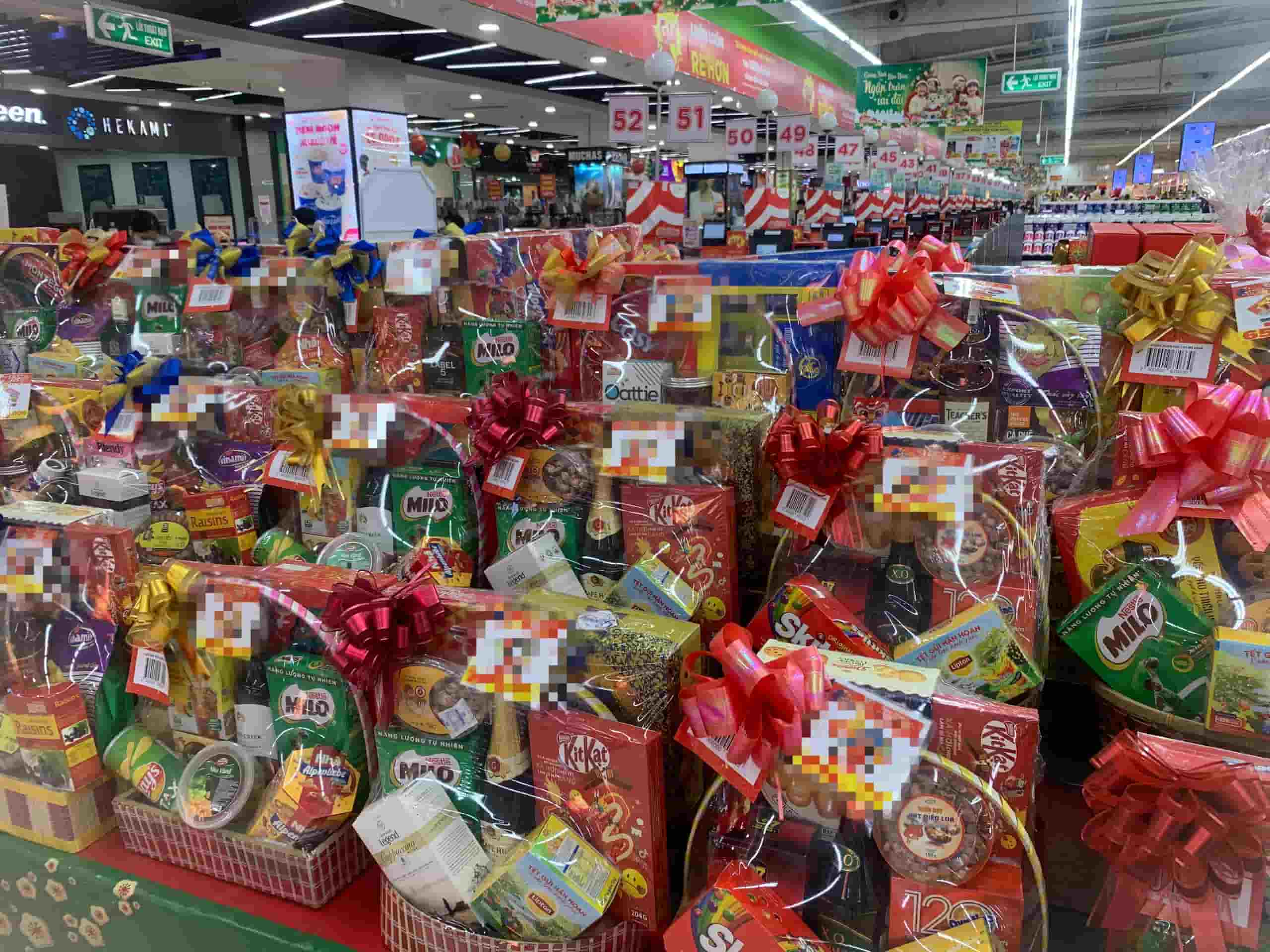 Nhiều mặt hàng quà tặng Tết Nguyên đán đã bắt đầu “lên kệ” nhằm thu hút khách hàng. Ảnh: Nhật Minh