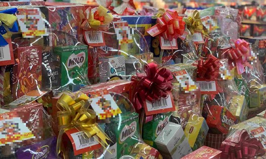Nhiều mặt hàng quà tặng Tết Nguyên đán đã bắt đầu được bày bán các siêu thị, cửa hàng. Ảnh: Nhật Minh