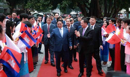Thủ tướng Chính phủ Phạm Minh Chính và Thủ tướng Campuchia Hun Manet thăm Đại học Ngoại Thương. Ảnh: Hải Nguyễn