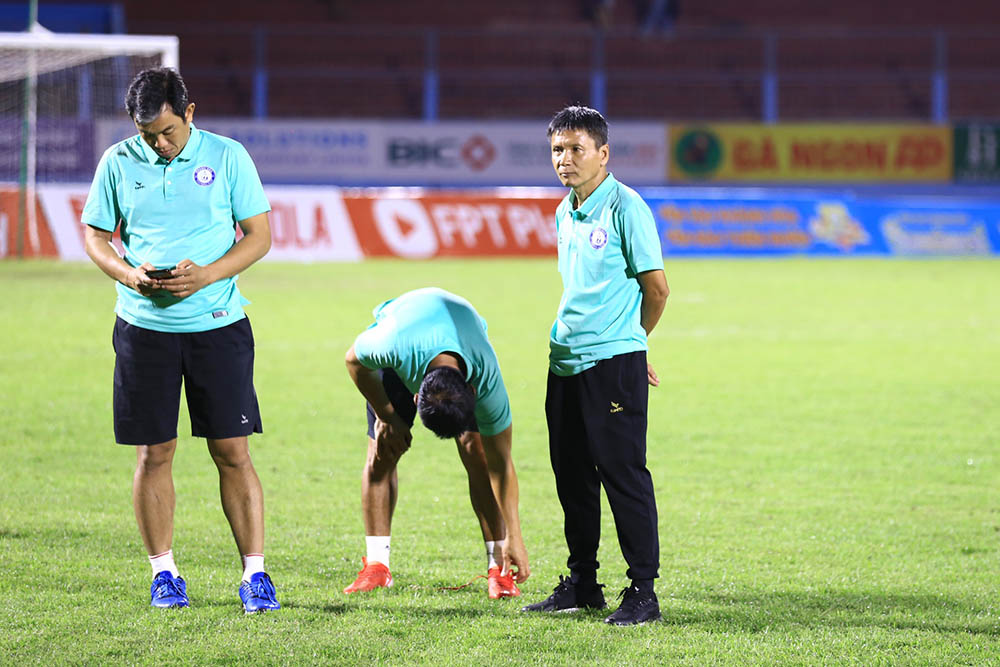 Huấn luyện viên Võ Đình Tân (phải) nộp đơn từ chức trong sáng 12.12. Ảnh: Thanh Vũ