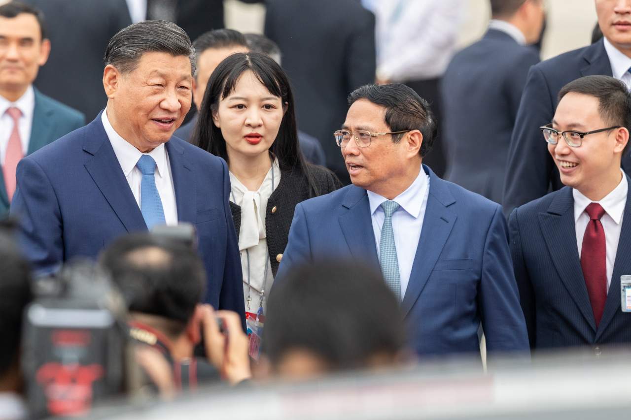 Thủ tướng Chính phủ Phạm Minh Chính đón Tổng Bí thư, Chủ tịch Trung Quốc Tập Cận Bình và Phu nhân tại sân bay Nội Bài, Hà Nội. Ảnh: Hải Nguyễn