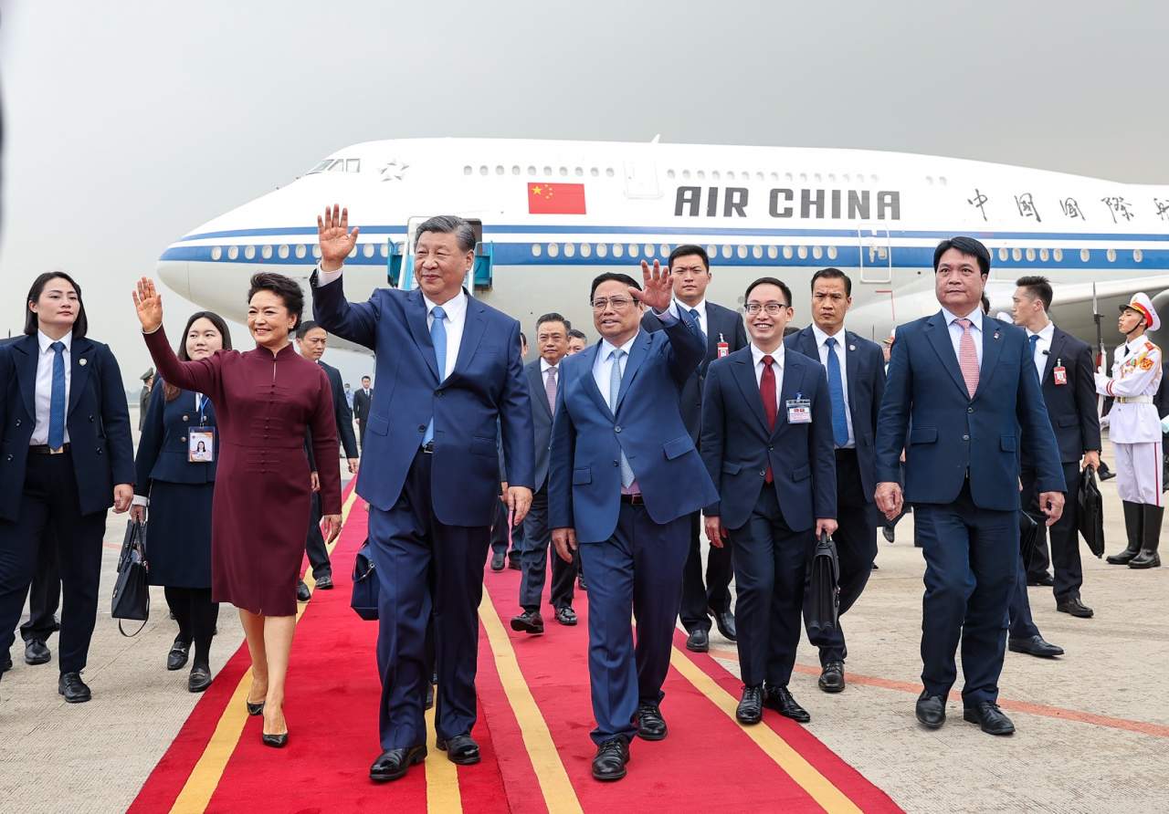 Thủ tướng Chính phủ Phạm Minh Chính đón Tổng Bí thư, Chủ tịch Trung Quốc Tập Cận Bình và Phu nhân tại sân bay Nội Bài, Hà Nội. Ảnh: Hải Nguyễn