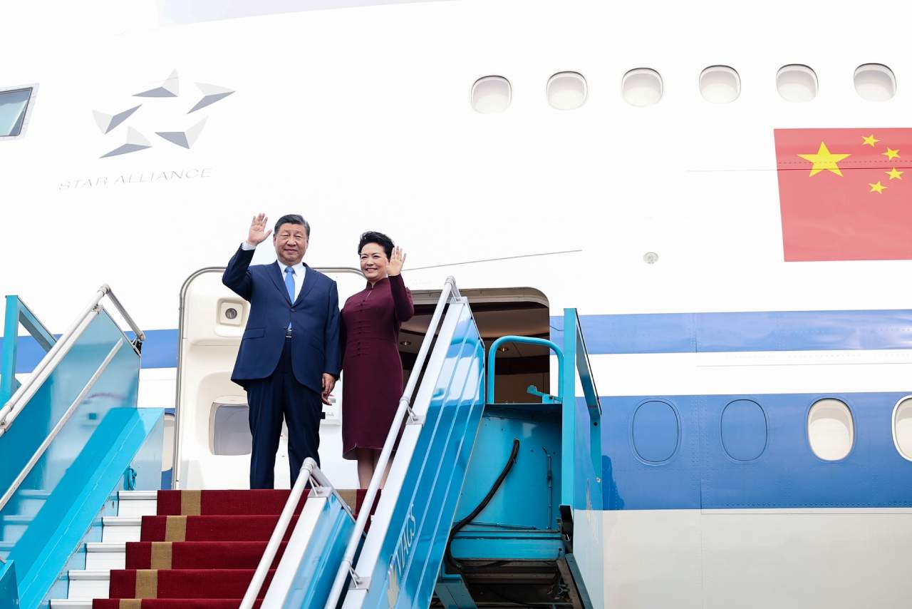 Tổng Bí thư, Chủ tịch Trung Quốc Tập Cận Bình và Phu nhân Bành Lệ Viên tới sân bay Nội Bài, Hà Nội. Ảnh: Hải Nguyễn