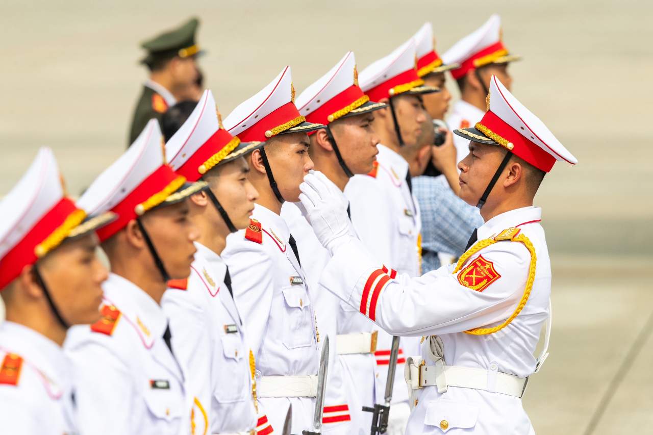 Đội nghi lễ tại sân bay Nội Bài chuẩn bị lễ đón Tổng Bí thư, Chủ tịch Trung Quốc Tập Cận Bình và Phu nhân. Ảnh: Hải Nguyễn