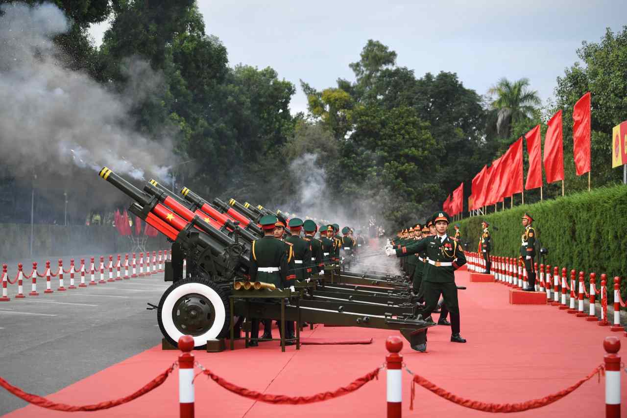 Nghi thức bắn 21 phát đại bác chào mừng Chủ tịch Trung Quốc Tập Cận Bình và Phu nhân. Ảnh: Hải Nguyễn