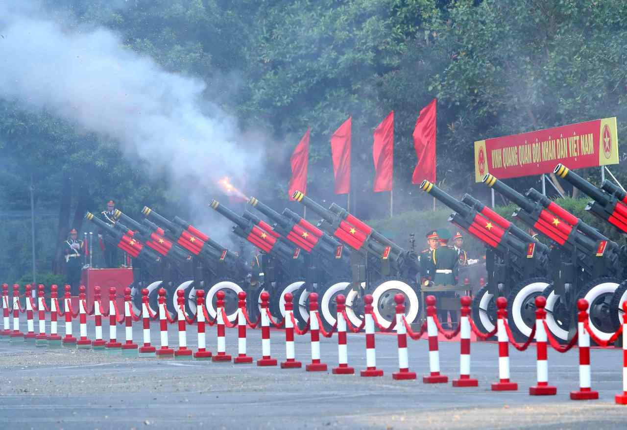 Bộ Tư lệnh Pháo binh thực hiện nghi thức bắn 21 phát đại bác chào mừng Tổng Bí thư, Chủ tịch Trung Quốc Tập Cận Bình và Phu nhân cùng đoàn đại biểu cấp cao Trung Quốc. Ảnh: Hải Nguyễn