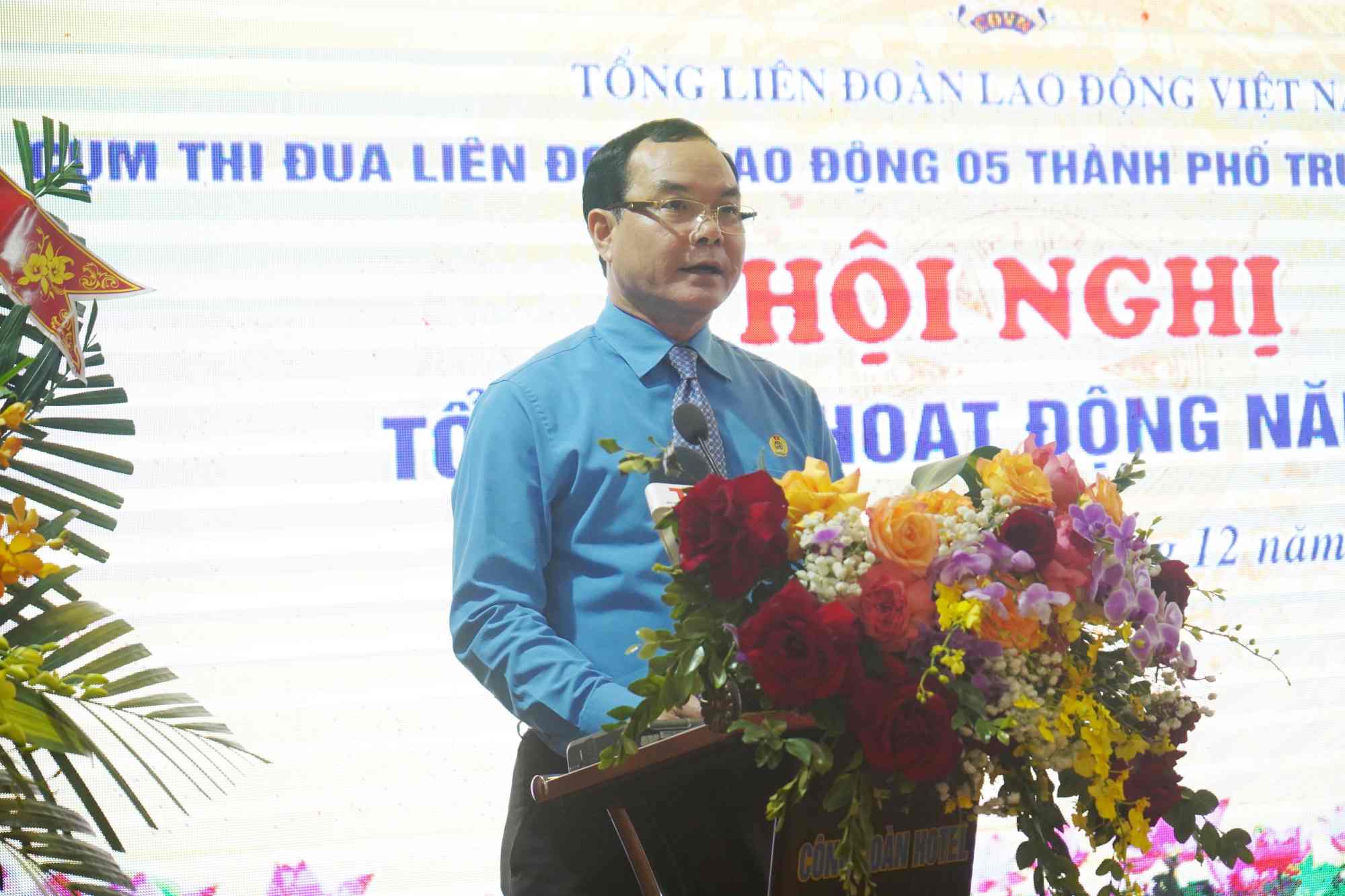 Chủ tịch Tổng LĐLĐ Việt Nam Nguyễn Đình Khang dự và chỉ đạo hội nghị. Ảnh: Mai Dung