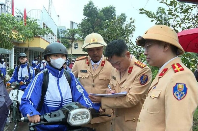 Chỉ tính riêng ngày đầu tiên kiểm tra 2 trường học tại địa bàn TP Việt Trì đã phát hiện 338 học sinh vi phạm. Ảnh minh họa: Công an tỉnh Phú Thọ.