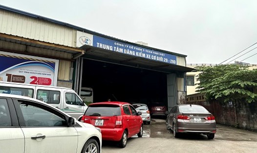 Nhiều trung tâm đăng kiểm bắt đầu ùn tắc. Ảnh: Giang Nguyễn