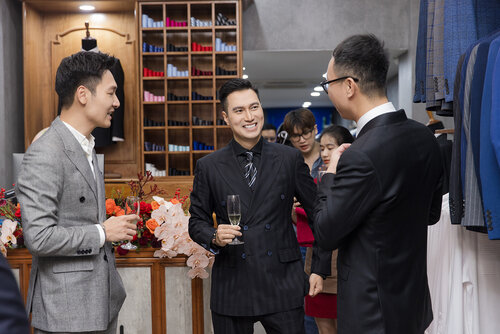 NSƯT Việt Anh vui vẻ trò chuyện với đồng nghiệp tại sự kiện tổ chức ở Hà Nội. Ảnh: Nhân vật cung cấp 