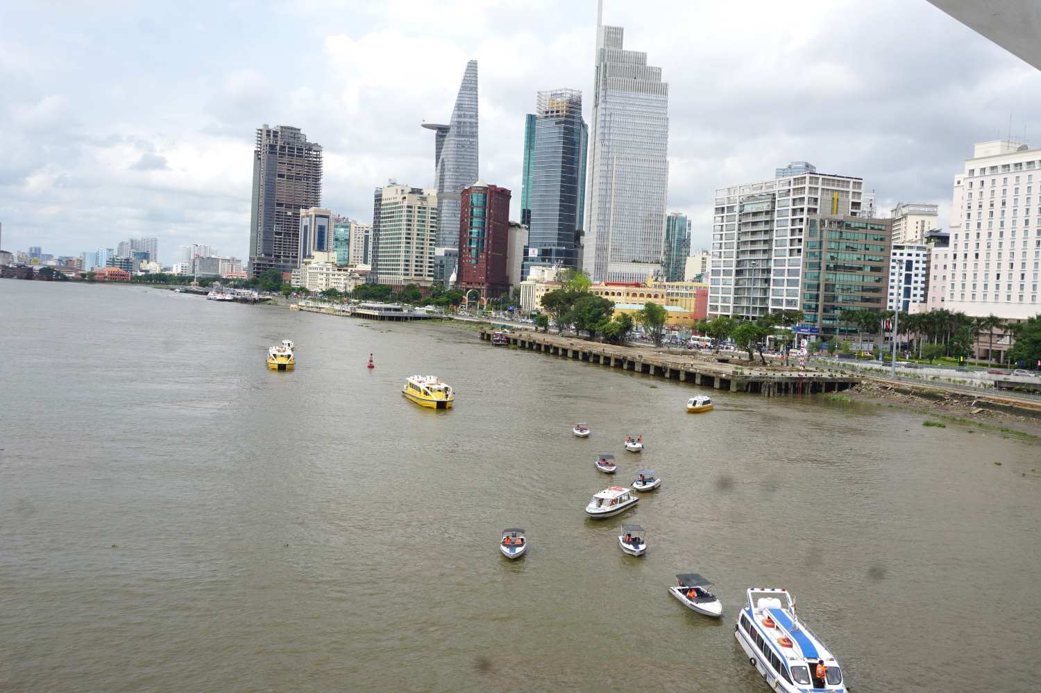 Đường ven sông Sài Gòn kỳ vọng giúp giao thông thủy, bộ cùng phát triển.  Ảnh: Minh Quân