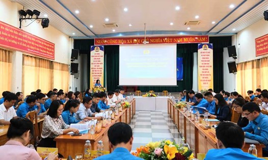 Liên đoàn Lao động thành phố Đà Nẵng báo cáo nhanh kết quả Đại hội Công đoàn Việt Nam lần thứ XIII cho gần 100 cán bộ chủ chốt. Ảnh: Trà Vân