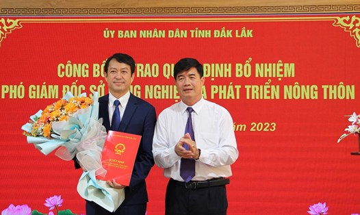 Phó Chủ tịch UBND tỉnh Đắk Lắk Nguyễn Thiên Văn trao Quyết định bổ nhiệm chức vụ Phó Giám đốc Sở NNPTNT cho ông Nguyễn Minh Chí. Ảnh: VGP
