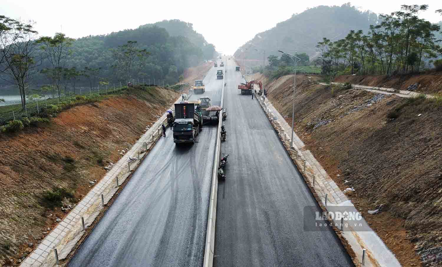 Ghi nhận trong ngày 12.12 tại dự án Cao tốc Tuyên Quang - Phú Thọ, trên toàn tuyến các nhà thầu đang gấp rút thi công hoàn thiện các hạng mục thảm mặt đường, lắp đặt lan can, hệ thống đảm bảo an toàn giao thông.