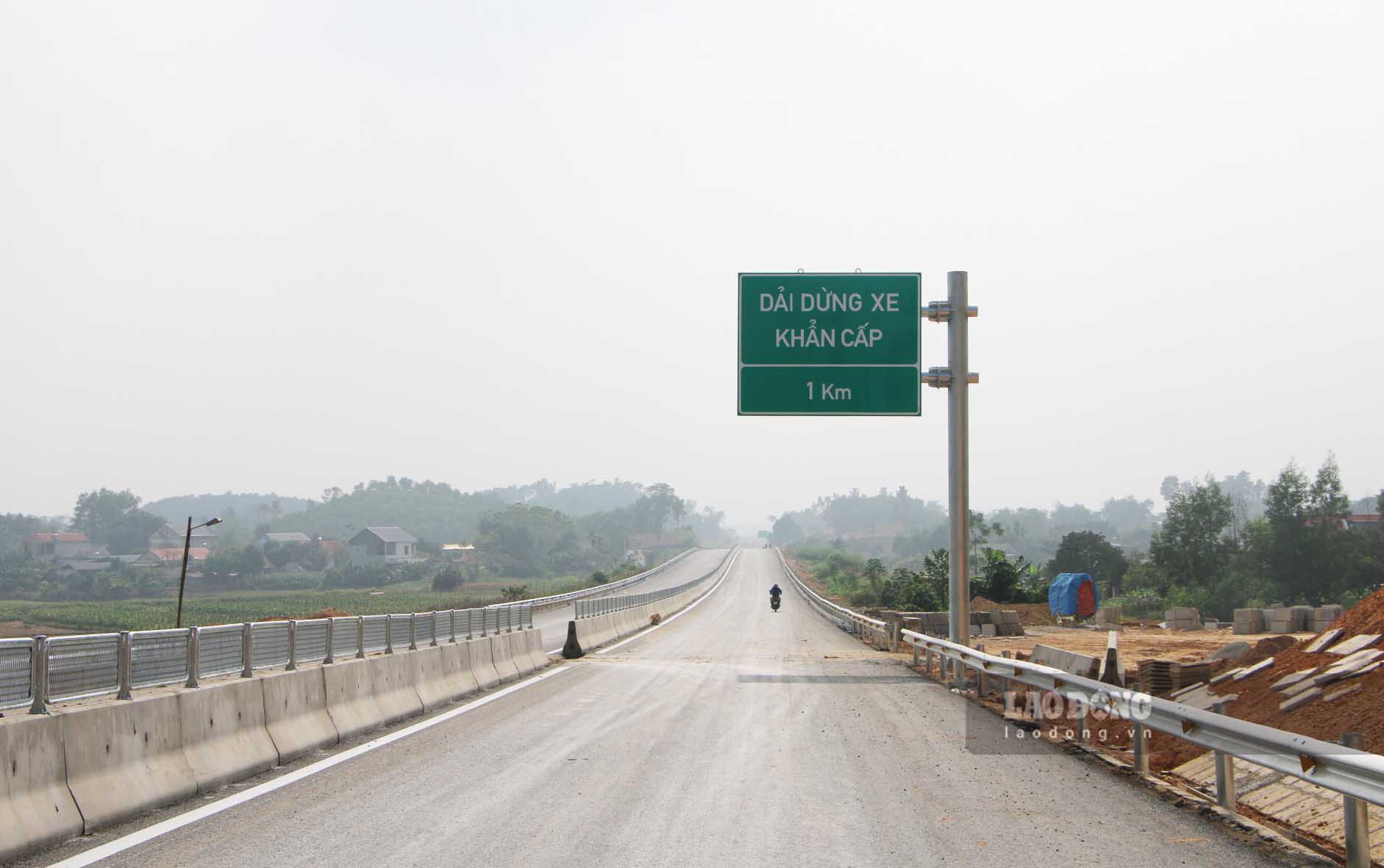 Các biển báo, chỉ dân giao thông đang được lắp đặt. Trên toàn tuyến Cao tốc Tuyên Quang - Phú Thọ thiết kế một số dải dừng xe khẩn cấp.
