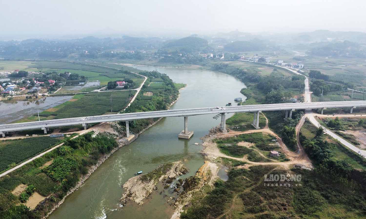 Cầu Đoan Hùng vượt sông Chảy thuộc địa phận xã Vân Du (Đoan Hùng, Phú Thọ). Đây là cây cầu vượt sông suy nhất của tuyến cao tốc Tuyên Quang - Phú Thọ dài 516m, ngoài ra còn 44 hầm chui dân sinh, 8 cầu nhỏ vượt nút giao.