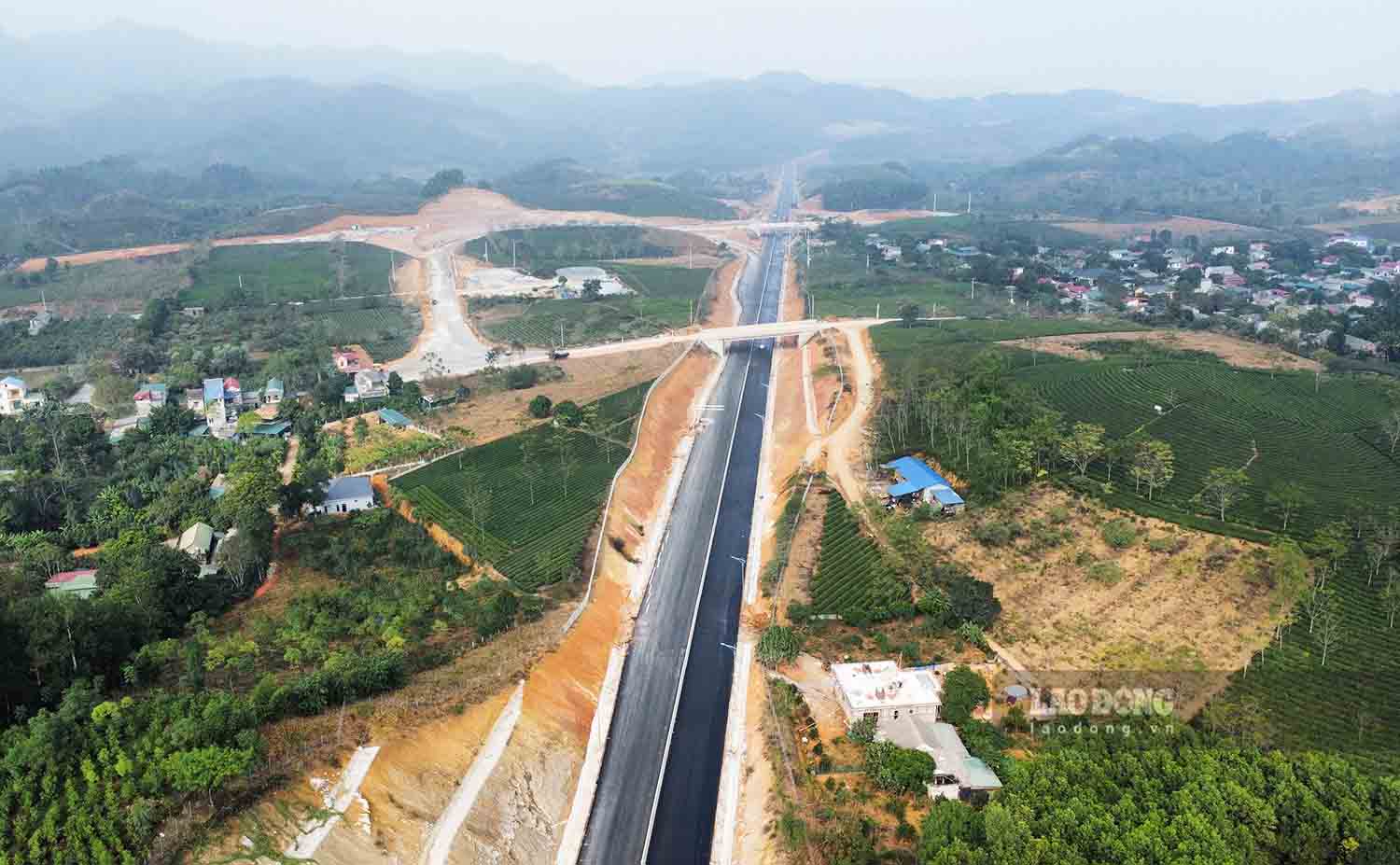 Trước đó, ngày 10.12, Chủ tịch UBND tỉnh Tuyên Quang đã ra Công điện tăng cường công tác điều hành, quản lý dự án, lập lại tiến độ thi công các hạng mục còn lại để hoàn thành, bàn giao công trình vào khai thác trước 22.12.2023.
