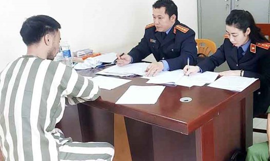 Đoàn Kiểm sát của Viện KSND tỉnh Hà Tĩnh tiến hành kiểm sát, lấy lời khai của một trong hai phạm nhân bỏ trốn sau khi bị bắt giữ lại. Ảnh: KSND.