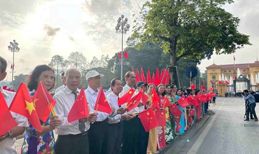 Người dân Thủ đô Hà Nội sẵn sàng đón Tổng Bí thư, Chủ tịch Trung Quốc Tập Cận Bình và Phu nhân thăm Việt Nam. Ảnh: Hải Nguyễn