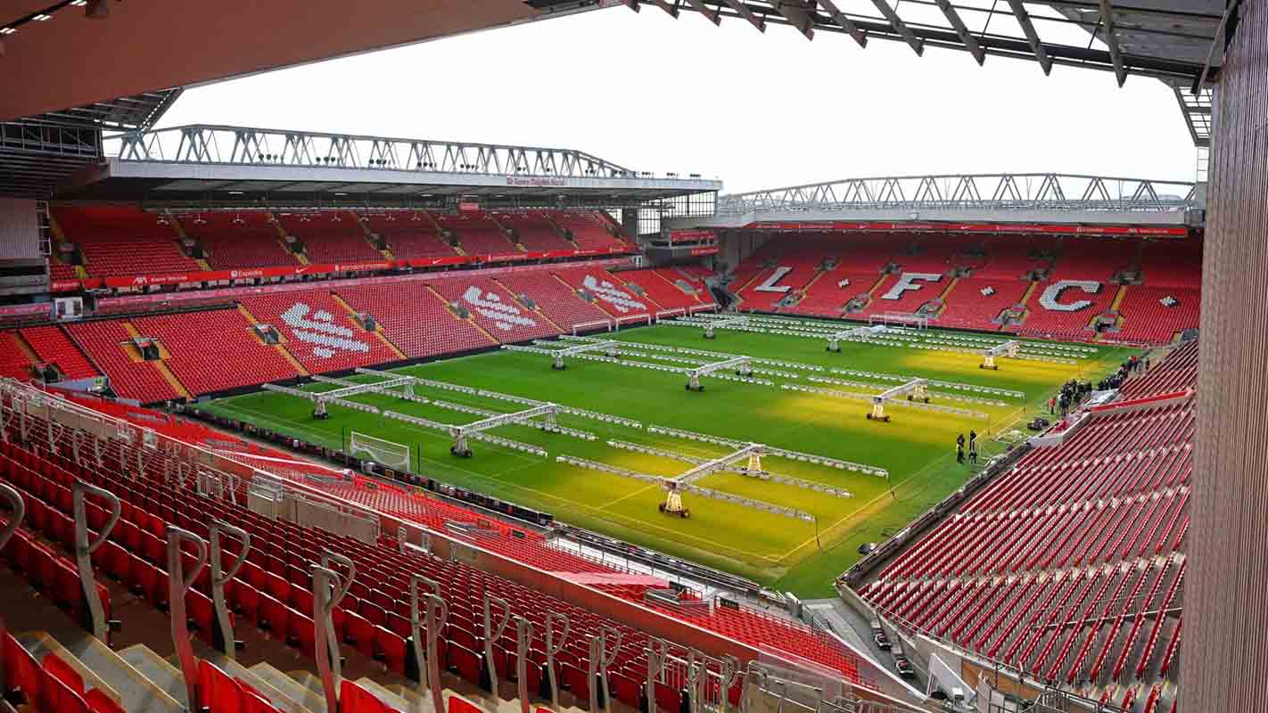Một buổi bảo dưỡng mặt cỏ trên sân Anfield để chuẩn bị cho trận đấu cuối tuần này với Manchester United. Ảnh: Liverpool FC