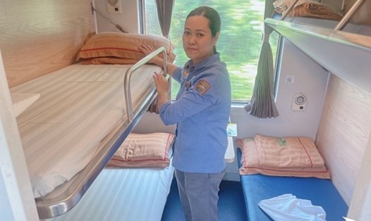 Công nhân Hà Thị Oanh - người đã trả lại gần 50 triệu đồng khách bỏ quên trên tàu. Ảnh: CĐ Đường sắt