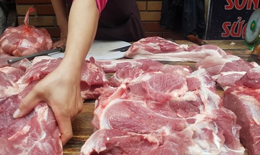 Giá thịt lợn tại chợ dân sinh vẫn cao dù giá lợn hơi giảm mạnh. Ảnh: Vũ Long