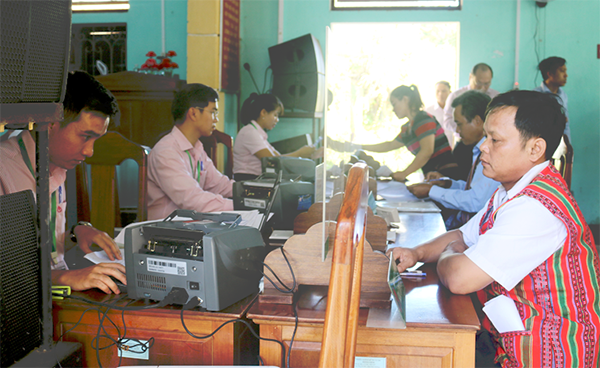 Ngân hàng Chính sách xã hội huyện A Lưới giải ngân vốn vay ưu đãi cho đồng bào dân tộc thiểu số trên địa bàn. Ảnh: Thùy Nhung