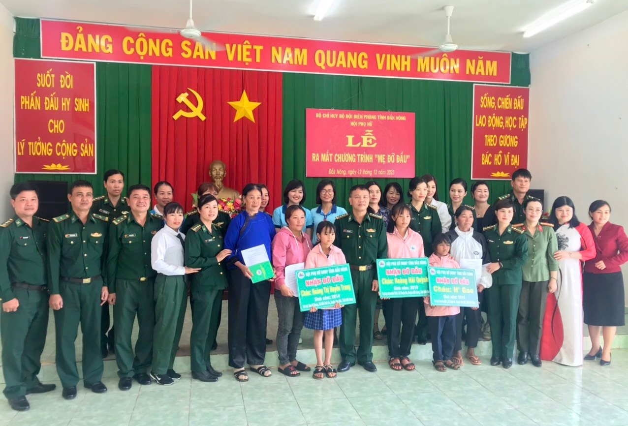 Hội Phụ nữ Bộ đội Biên phòng tỉnh Đắk Nông tổ chức nhận đỡ đầu 3 cháu bé có hoàn cảnh khó khăn. Ảnh: Hồng Thắm