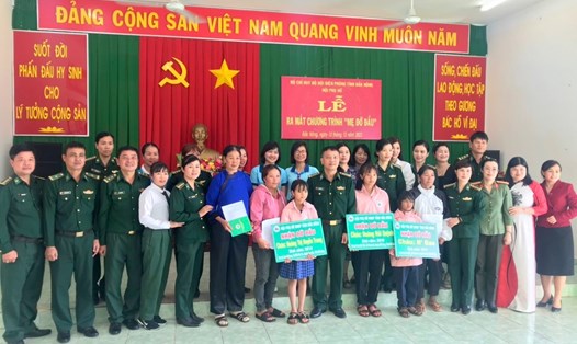 Hội Phụ nữ Bộ đội Biên phòng tỉnh Đắk Nông tổ chức nhận đỡ đầu 3 cháu bé có hoàn cảnh khó khăn. Ảnh: Hồng Thắm