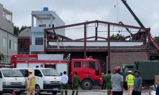 Lực lượng chức năng ở tỉnh Thái Bình, huyện Thái Thụy phong tỏa hiện trường, tìm kiếm cứu hộ người bị nạn. Ảnh: Người dân cung cấp