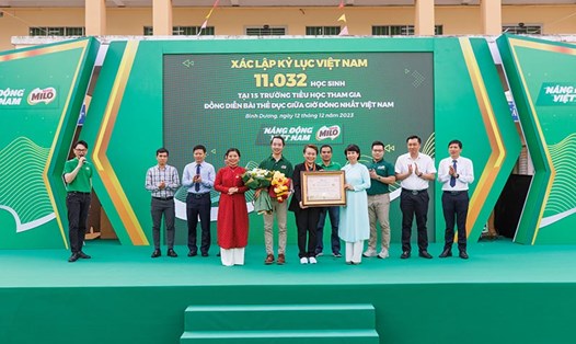 Đại diện Tổ chức Kỷ lục Việt Nam trao xác nhận kỷ lục “Chương trình đồng diễn bài thể dục giữa giờ có số lượng học sinh tiểu học thực hiện tại 15 điểm trường cùng lúc đông nhất” cho đại diện nhãn hàng Nestlé MILO. Ảnh: DN cung cấp