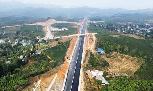 Cao tốc Tuyên Quang - Phú Thọ đang gấp rút được thi công các hạng mục còn lại để hoàn thành và thông xe vào ngày 24.12.2023. Ảnh: Nguyễn Tùng.