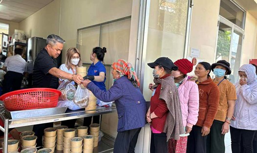 Đầu bếp Cao Văn Luận nấu 2.000 tô phở tặng bệnh nhân tại Bệnh viện Đa khoa tỉnh Lâm Đồng. Ảnh: Dũng Nguyễn