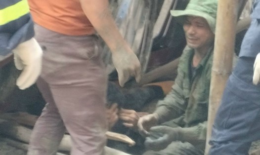 Sập mái nhà đang thi công ở Thái Bình, vẫn đang tìm 1 người mắc kẹt. Ảnh: Người dân cung cấp