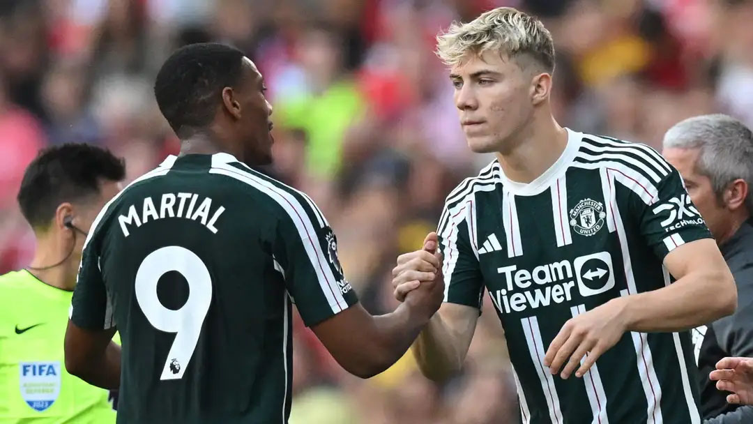 Rasmus Hojlund dù chưa đáp ứng được kì vọng lớn nhưng vẫn tốt hơn hẳn Martial. Ảnh: AFP