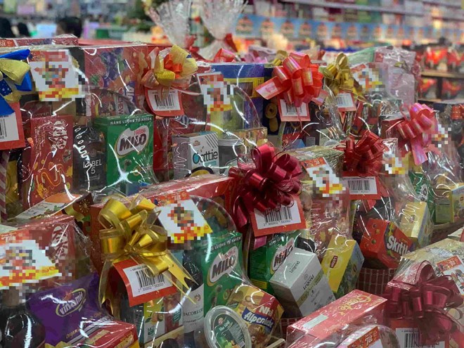 Nhiều mặt hàng quà tặng Tết Nguyên đán đã bắt đầu được bày bán các siêu thị, cửa hàng. Ảnh: Nhật Minh 